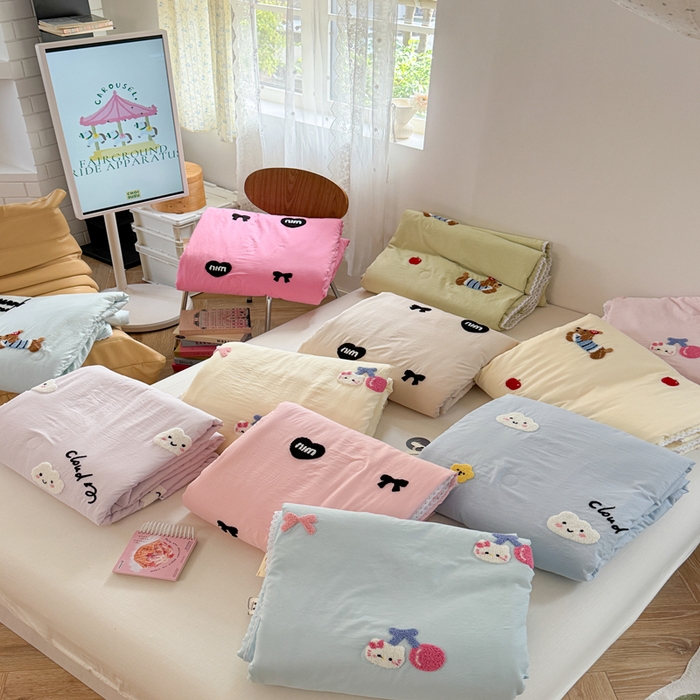 91家纺网 家纺一手货源 找家纺 Sweet dreams甜梦 2025新款亲肤水洗棉毛巾刺绣夏被空调被夏凉被四件套 组合图仅供参考