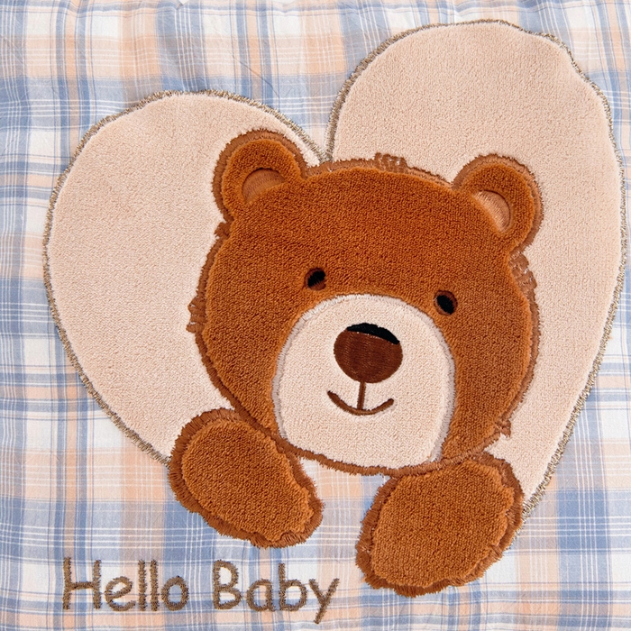 91家纺网 家纺一手货源 找家纺 阳光依佰抱枕被 2025新款全棉色织爱心熊抱抌被(控价小号券后不低于59元，大号不低于89元) 爱心熊一星空卡其