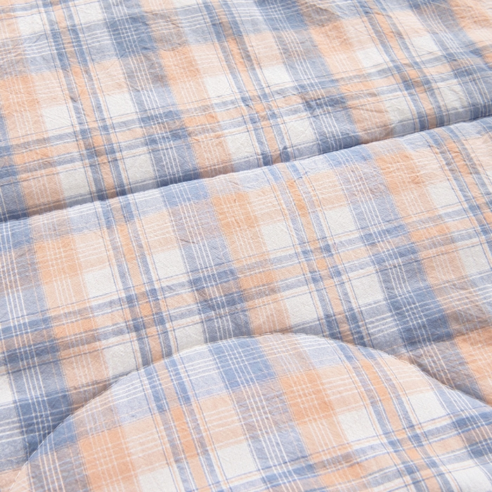 91家纺网 家纺一手货源 找家纺 阳光依佰抱枕被 2025新款全棉色织爱心熊抱抌被(控价小号券后不低于59元，大号不低于89元) 爱心熊一星空卡其