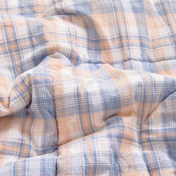 91家纺网 家纺一手货源 找家纺 阳光依佰抱枕被 2025新款全棉色织爱心熊抱抌被(控价小号券后不低于59元，大号不低于89元) 爱心熊一星空卡其