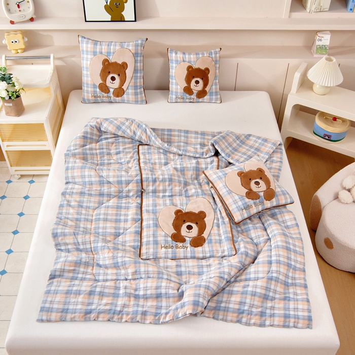 91家纺网 家纺一手货源 找家纺 阳光依佰抱枕被 2025新款全棉色织爱心熊抱抌被(控价小号券后不低于59元，大号不低于89元) 爱心熊一星空卡其