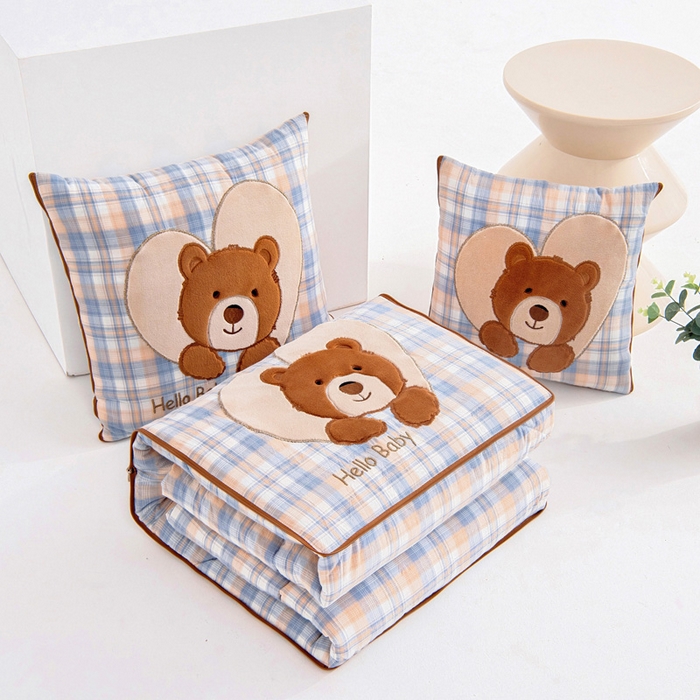 91家纺网 家纺一手货源 找家纺 阳光依佰抱枕被 2025新款全棉色织爱心熊抱抌被(控价小号券后不低于59元，大号不低于89元) 爱心熊一星空卡其