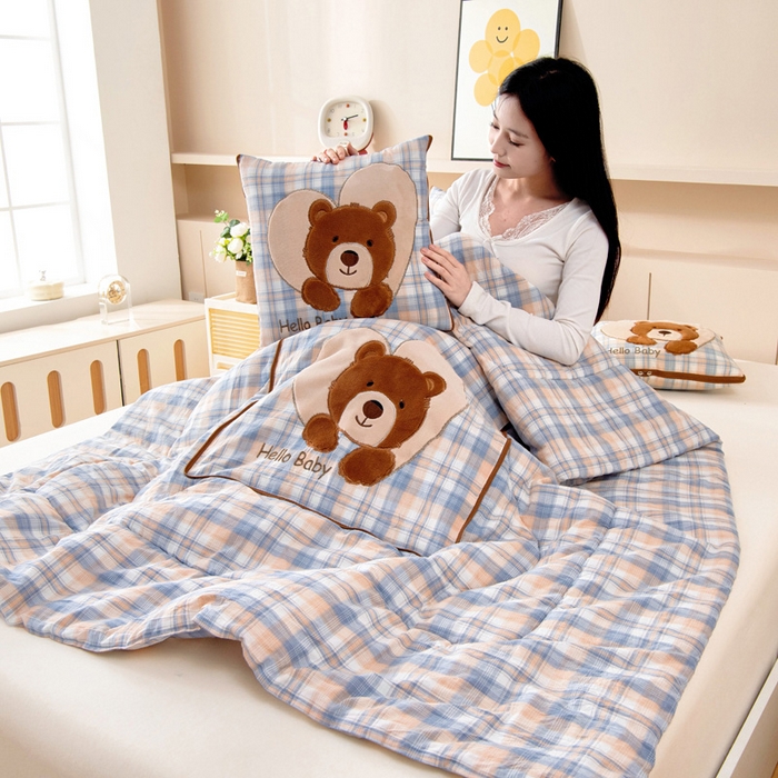 91家纺网 家纺一手货源 找家纺 阳光依佰抱枕被 2025新款全棉色织爱心熊抱抌被(控价小号券后不低于59元，大号不低于89元) 爱心熊一星空卡其