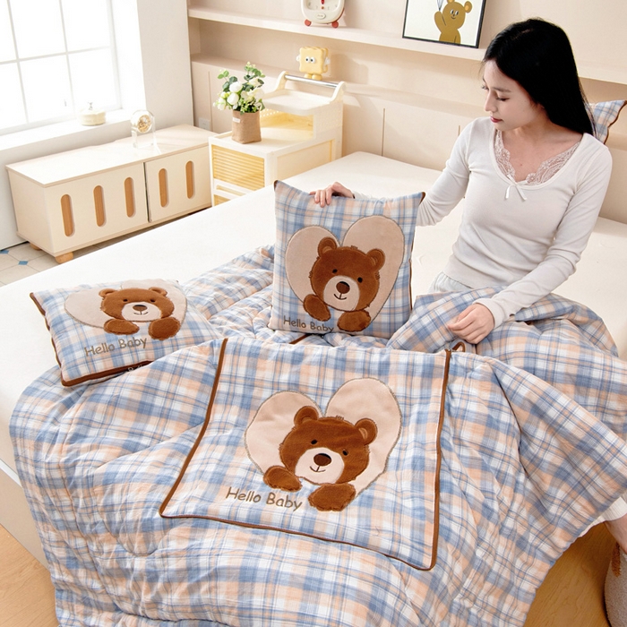 91家纺网 家纺一手货源 找家纺 阳光依佰抱枕被 2025新款全棉色织爱心熊抱抌被(控价小号券后不低于59元，大号不低于89元) 爱心熊一星空卡其