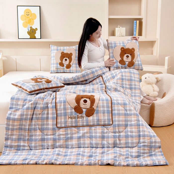 91家纺网 家纺一手货源 找家纺 阳光依佰抱枕被 2025新款全棉色织爱心熊抱抌被(控价小号券后不低于59元，大号不低于89元) 爱心熊一星空卡其