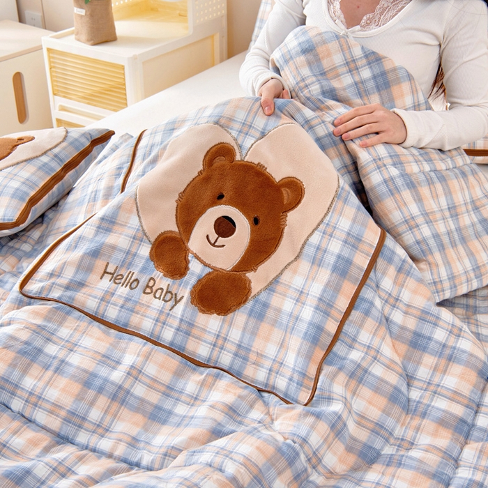 91家纺网 家纺一手货源 找家纺 阳光依佰抱枕被 2025新款全棉色织爱心熊抱抌被(控价小号券后不低于59元，大号不低于89元) 爱心熊一星空卡其