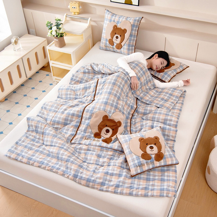 91家纺网 家纺一手货源 找家纺 阳光依佰抱枕被 2025新款全棉色织爱心熊抱抌被(控价小号券后不低于59元，大号不低于89元) 爱心熊一星空卡其