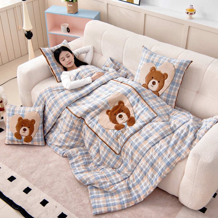 91家纺网 家纺一手货源 找家纺 阳光依佰抱枕被 2025新款全棉色织爱心熊抱抌被(控价小号券后不低于59元，大号不低于89元) 爱心熊一星空卡其