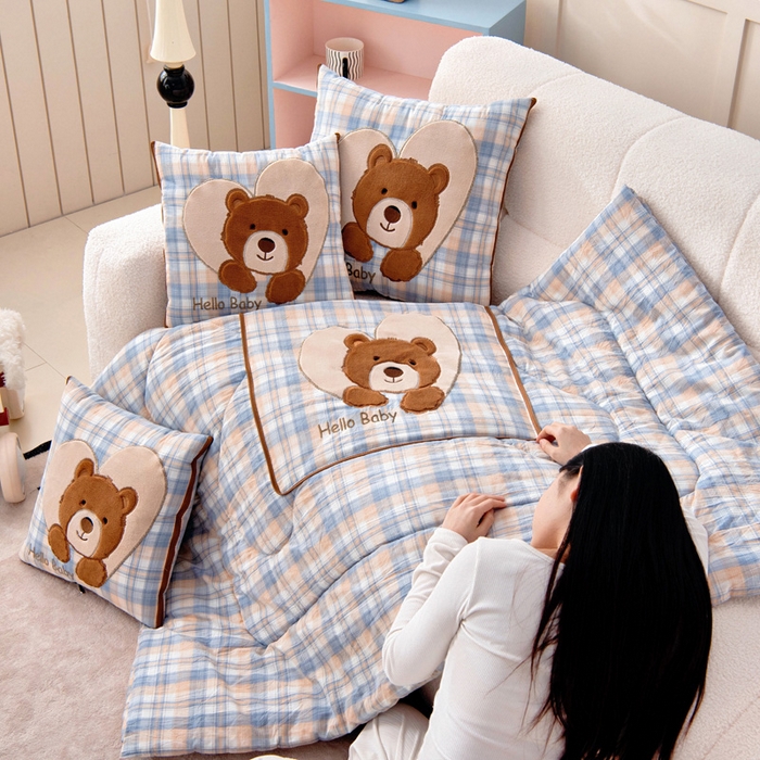 91家纺网 家纺一手货源 找家纺 阳光依佰抱枕被 2025新款全棉色织爱心熊抱抌被(控价小号券后不低于59元，大号不低于89元) 爱心熊一星空卡其