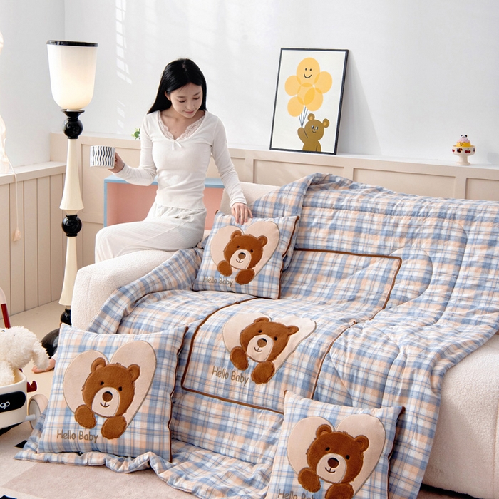 91家纺网 家纺一手货源 找家纺 阳光依佰抱枕被 2025新款全棉色织爱心熊抱抌被(控价小号券后不低于59元，大号不低于89元) 爱心熊一星空卡其