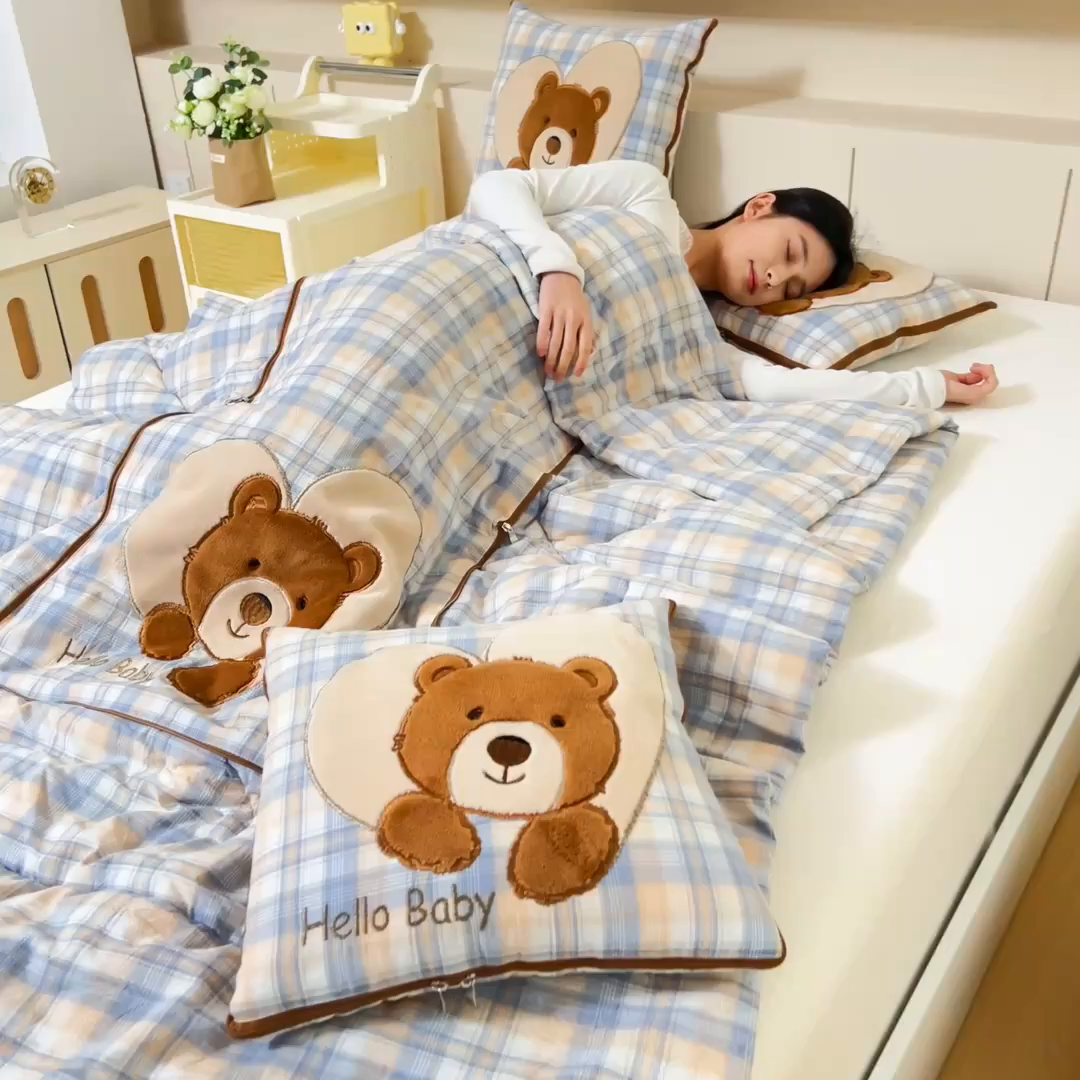 91家纺网 家纺一手货源 找家纺 阳光依佰抱枕被 2025新款全棉色织爱心熊抱抌被(控价小号券后不低于59元，大号不低于89元) 爱心熊一星空卡其