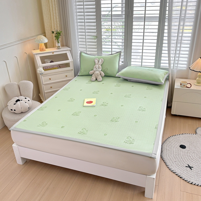 91家纺网 家纺一手货源 找家纺 畅畅家纺 2025新款A类PE提花软席凉感冰豆豆凉席三件套 旋转木马-绿