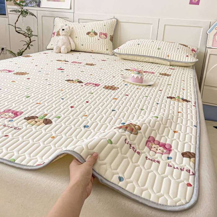 91家纺网 家纺一手货源 找家纺 沐慕 2025新款高克重小清新乳胶凉席-风格一 三小只