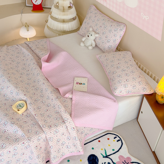 91家纺网 家纺一手货源 找家纺 贝扬思家纺 2025新款双层纱抗菌床盖三件套 粉条小狗印