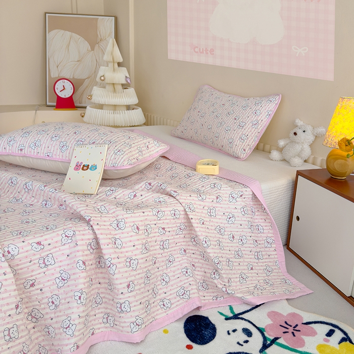 91家纺网 家纺一手货源 找家纺 贝扬思家纺 2025新款双层纱抗菌床盖三件套 粉条小狗印