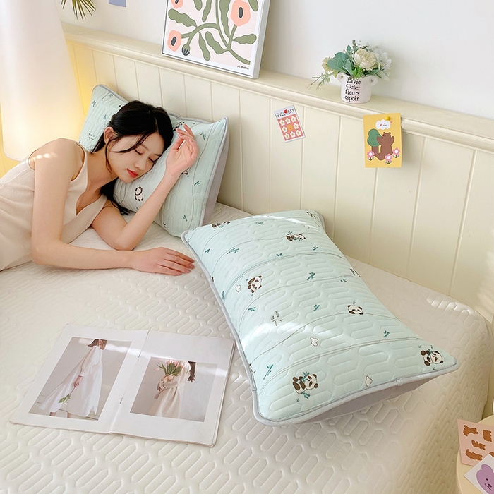 91家纺网 家纺一手货源 找家纺 芯宜佳 2025新款A类凉感丝乳胶单人枕套 熊猫宝宝-湖蓝