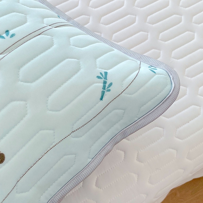 91家纺网 家纺一手货源 找家纺 芯宜佳 2025新款A类凉感丝乳胶单人枕套 熊猫宝宝-湖蓝