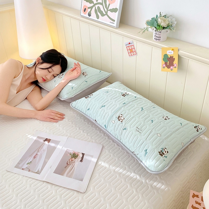 91家纺网 家纺一手货源 找家纺 芯宜佳 2025新款A类凉感丝乳胶单人枕套 熊猫宝宝-湖蓝