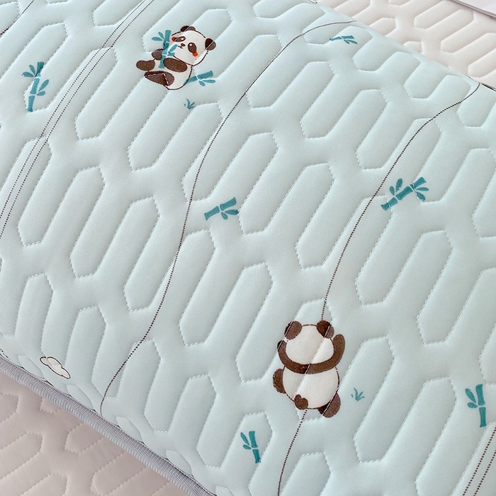 91家纺网 家纺一手货源 找家纺 芯宜佳 2025新款A类凉感丝乳胶单人枕套 熊猫宝宝-湖蓝