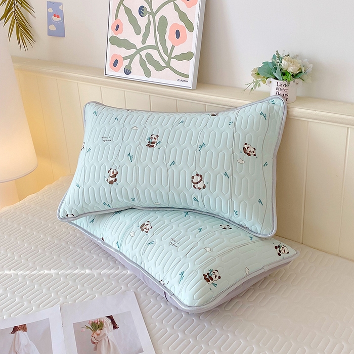 91家纺网 家纺一手货源 找家纺 芯宜佳 2025新款A类凉感丝乳胶单人枕套 熊猫宝宝-湖蓝