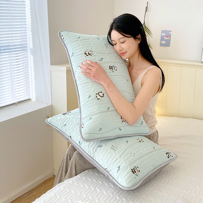 91家纺网 家纺一手货源 找家纺 芯宜佳 2025新款A类凉感丝乳胶单人枕套 熊猫宝宝-湖蓝