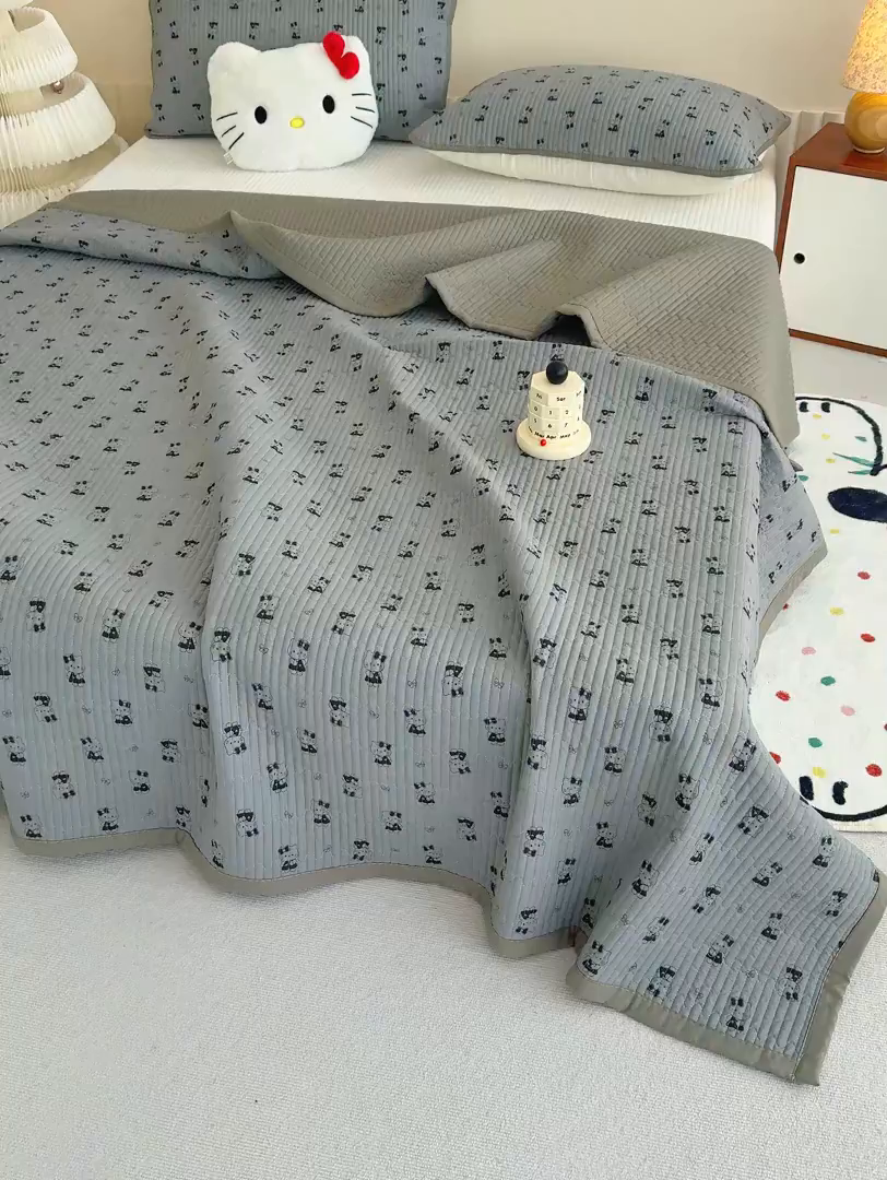 91家纺网 家纺一手货源 找家纺 贝扬思家纺 2025新款双层纱抗菌床盖三件套 呆呆kt