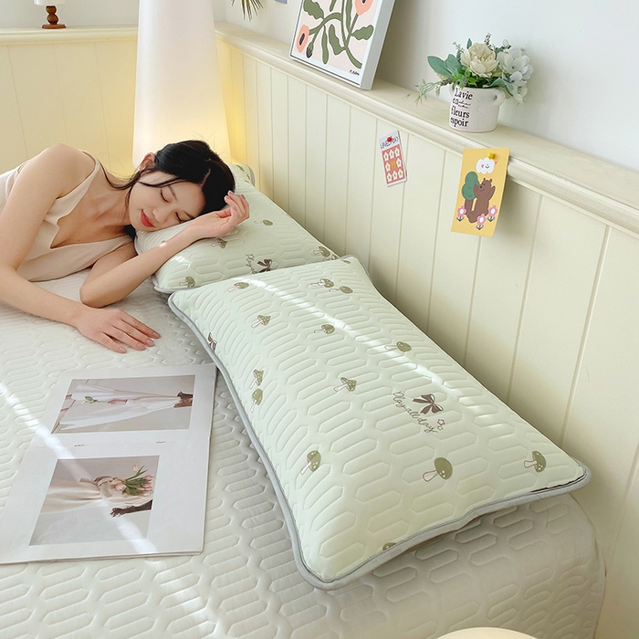 91家纺网 家纺一手货源 找家纺 芯宜佳 2025新款A类凉感丝乳胶单人枕套 萌趣蘑菇-果绿