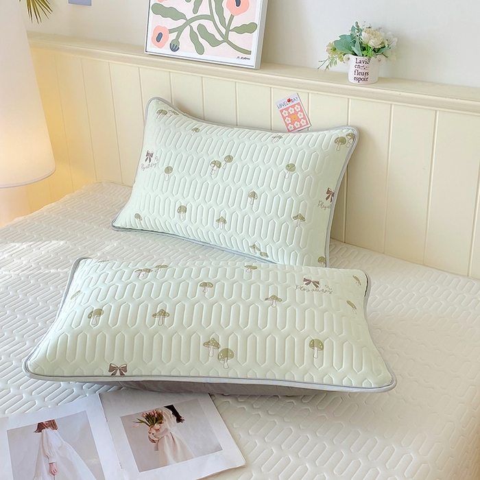 91家纺网 家纺一手货源 找家纺 芯宜佳 2025新款A类凉感丝乳胶单人枕套 萌趣蘑菇-果绿