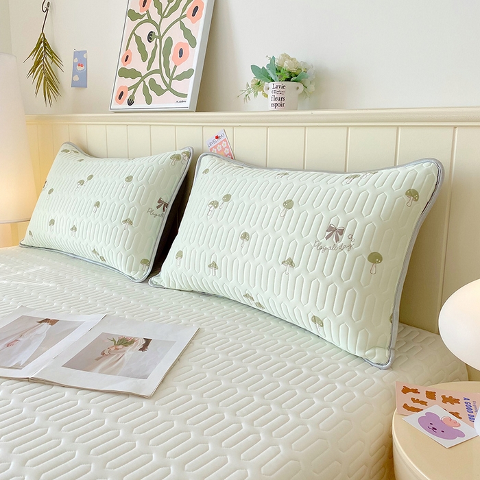 91家纺网 家纺一手货源 找家纺 芯宜佳 2025新款A类凉感丝乳胶单人枕套 萌趣蘑菇-果绿