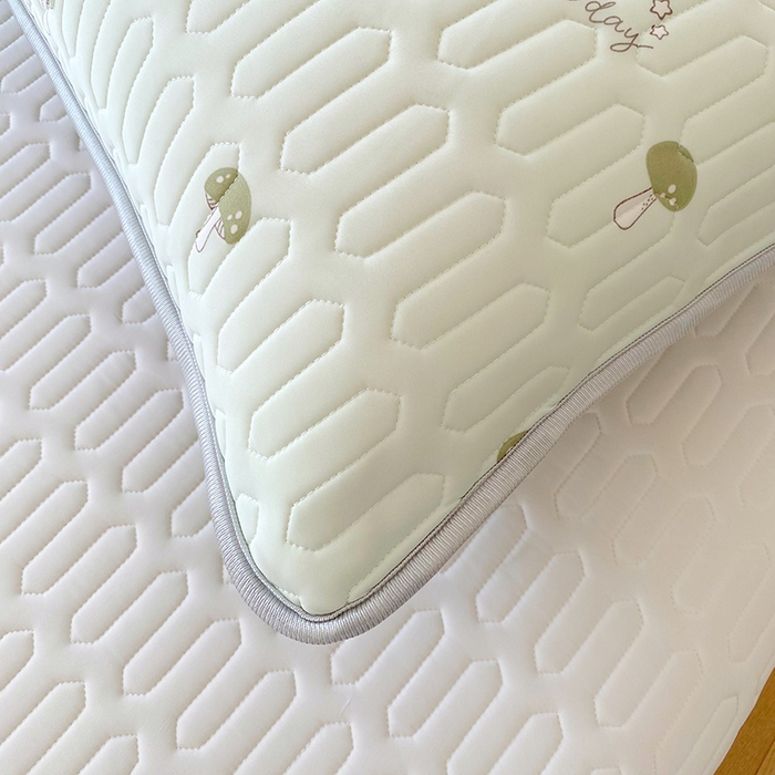 91家纺网 家纺一手货源 找家纺 芯宜佳 2025新款A类凉感丝乳胶单人枕套 萌趣蘑菇-果绿