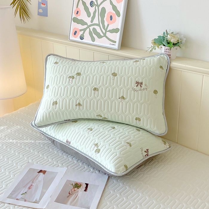 91家纺网 家纺一手货源 找家纺 芯宜佳 2025新款A类凉感丝乳胶单人枕套 萌趣蘑菇-果绿