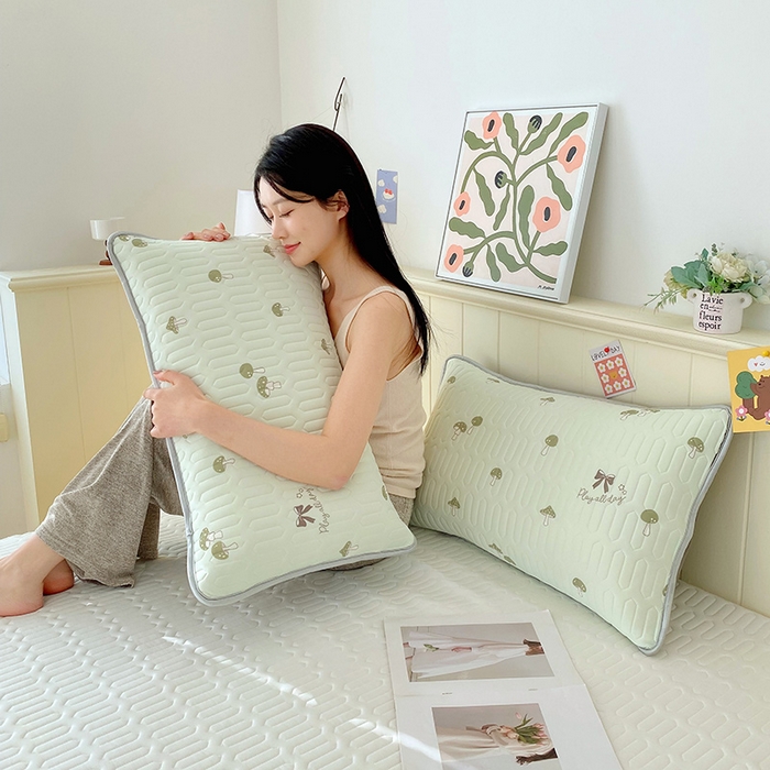 91家纺网 家纺一手货源 找家纺 芯宜佳 2025新款A类凉感丝乳胶单人枕套 萌趣蘑菇-果绿