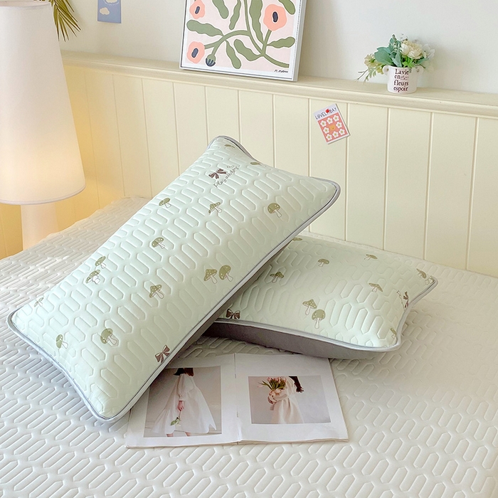 91家纺网 家纺一手货源 找家纺 芯宜佳 2025新款A类凉感丝乳胶单人枕套 萌趣蘑菇-果绿