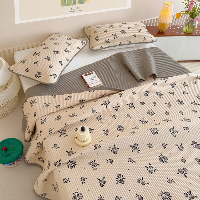 91家纺网 家纺一手货源 找家纺 贝扬思家纺 2025新款双层纱抗菌床盖三件套 黑丝绒玫瑰