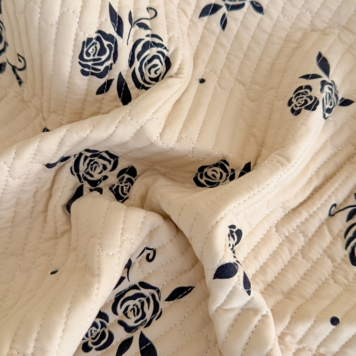 91家纺网 家纺一手货源 找家纺 贝扬思家纺 2025新款双层纱抗菌床盖三件套 黑丝绒玫瑰