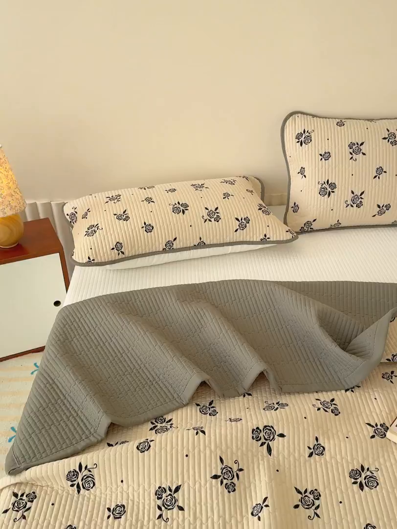 91家纺网 家纺一手货源 找家纺 贝扬思家纺 2025新款双层纱抗菌床盖三件套 黑丝绒玫瑰