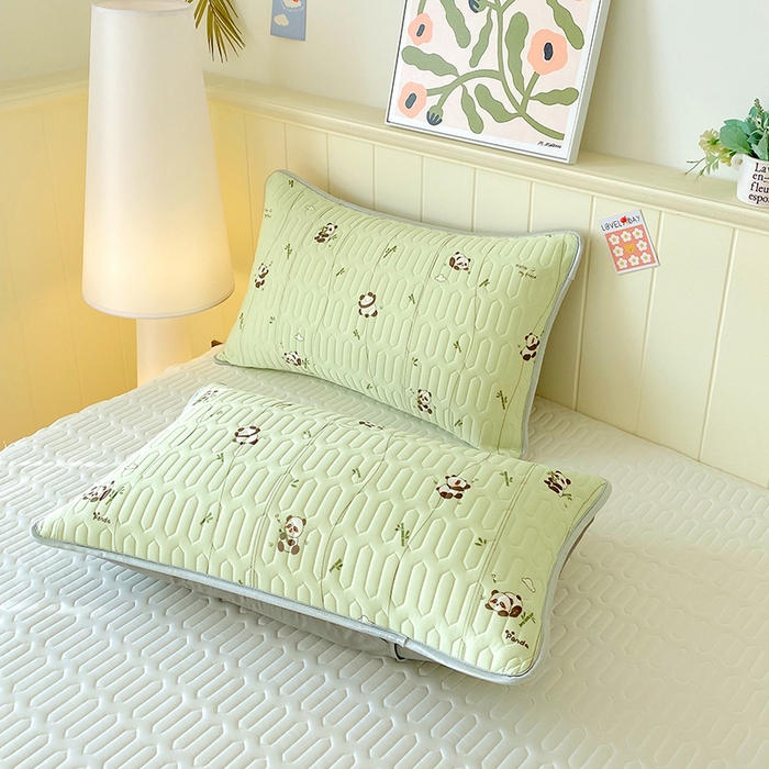 91家纺网 家纺一手货源 找家纺 芯宜佳 2025新款A类凉感丝乳胶单人枕套 熊猫宝宝-翠绿