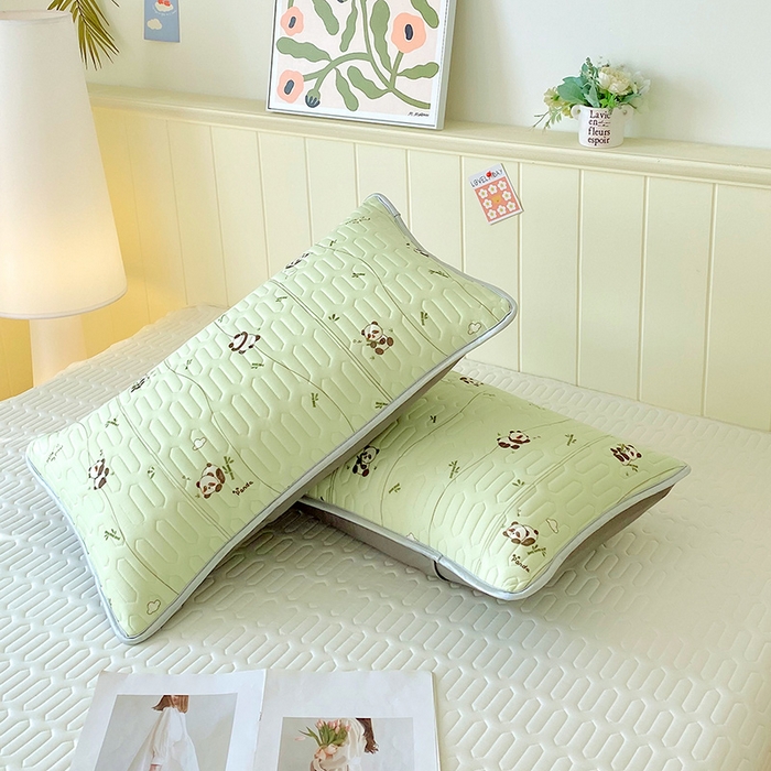 91家纺网 家纺一手货源 找家纺 芯宜佳 2025新款A类凉感丝乳胶单人枕套 熊猫宝宝-翠绿