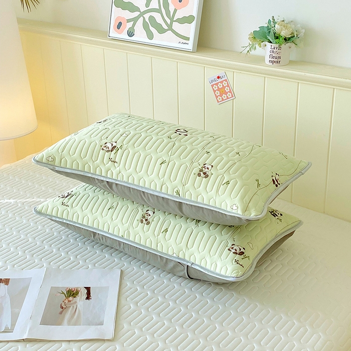 91家纺网 家纺一手货源 找家纺 芯宜佳 2025新款A类凉感丝乳胶单人枕套 熊猫宝宝-翠绿