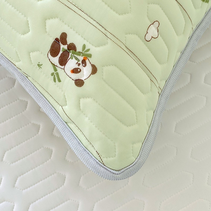 91家纺网 家纺一手货源 找家纺 芯宜佳 2025新款A类凉感丝乳胶单人枕套 熊猫宝宝-翠绿