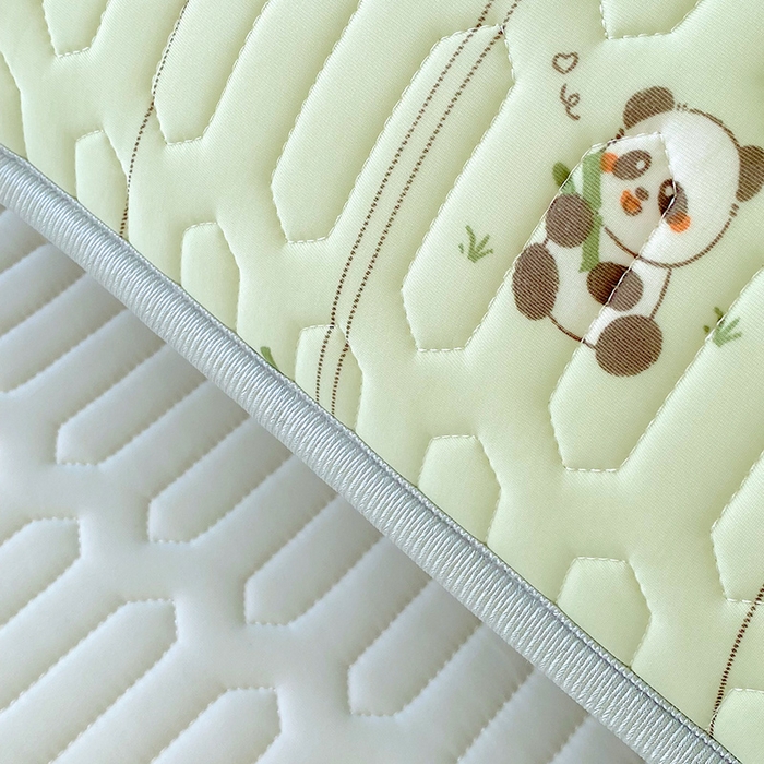 91家纺网 家纺一手货源 找家纺 芯宜佳 2025新款A类凉感丝乳胶单人枕套 熊猫宝宝-翠绿