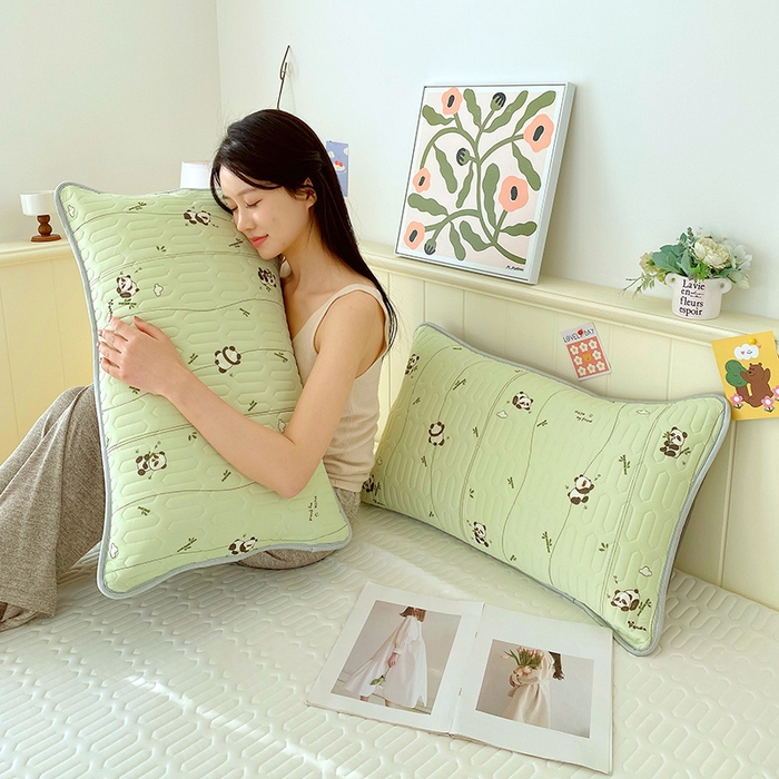 91家纺网 家纺一手货源 找家纺 芯宜佳 2025新款A类凉感丝乳胶单人枕套 熊猫宝宝-翠绿