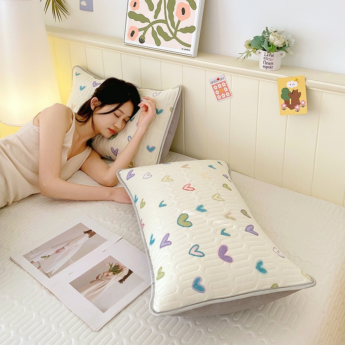 91家纺网 家纺一手货源 找家纺 芯宜佳 2025新款A类凉感丝乳胶单人枕套 梦幻爱心