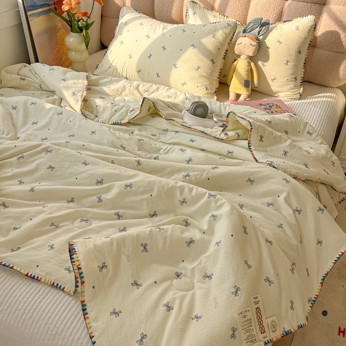 91家纺网 家纺一手货源 找家纺 韩巢家纺 2025夏季新款A类云感双层纱花边款夏被夏凉被空调被薄被子 贝壳边-相思蓝