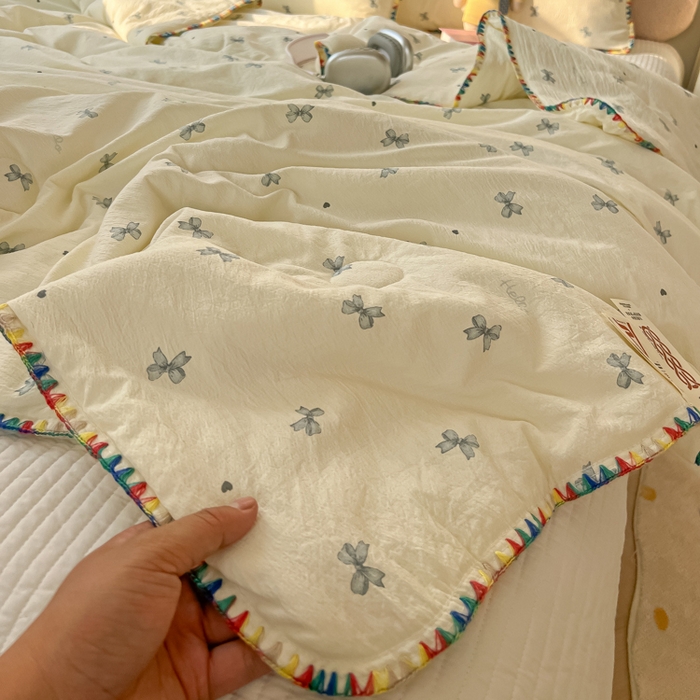 91家纺网 家纺一手货源 找家纺 韩巢家纺 2025夏季新款A类云感双层纱花边款夏被夏凉被空调被薄被子 贝壳边-相思蓝