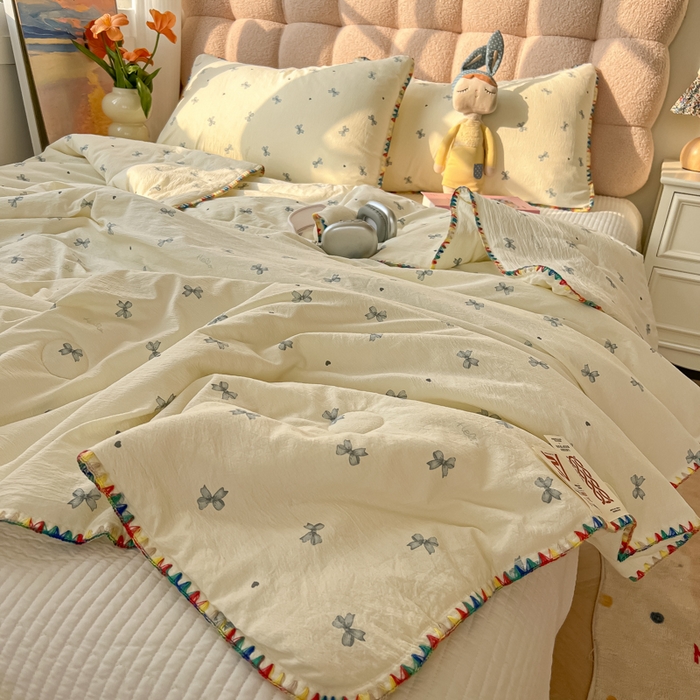 91家纺网 家纺一手货源 找家纺 韩巢家纺 2025夏季新款A类云感双层纱花边款夏被夏凉被空调被薄被子 贝壳边-相思蓝