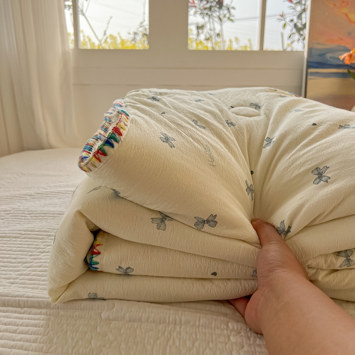 91家纺网 家纺一手货源 找家纺 韩巢家纺 2025夏季新款A类云感双层纱花边款夏被夏凉被空调被薄被子 贝壳边-相思蓝