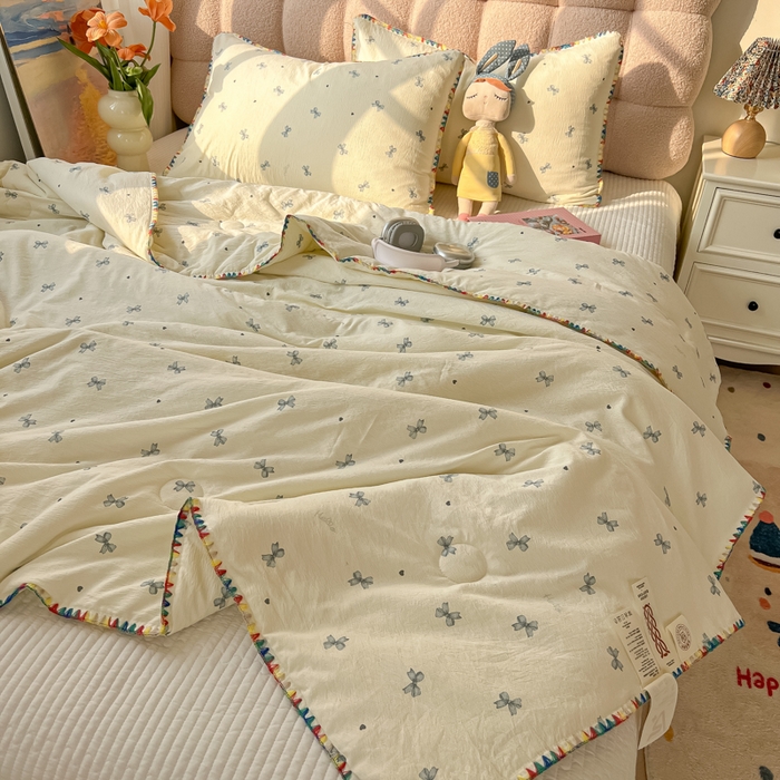 91家纺网 家纺一手货源 找家纺 韩巢家纺 2025夏季新款A类云感双层纱花边款夏被夏凉被空调被薄被子 贝壳边-相思蓝