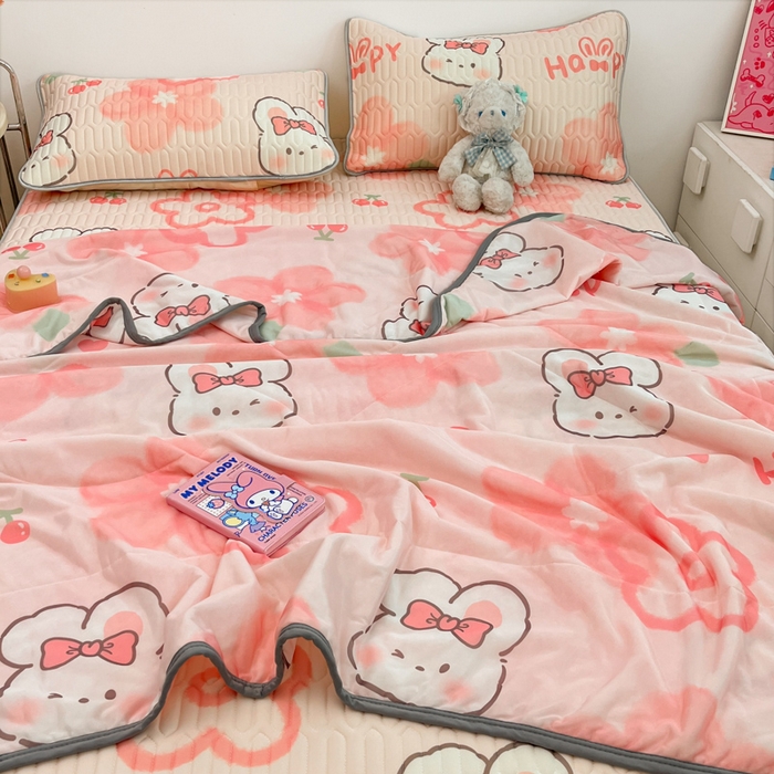 91家纺网 家纺一手货源 找家纺 沐慕 2025新款小清新凉感丝夏被凉席四件套 花花粉兔