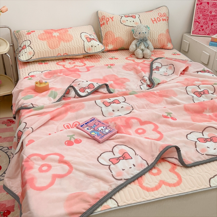 91家纺网 家纺一手货源 找家纺 沐慕 2025新款小清新凉感丝夏被凉席四件套 花花粉兔